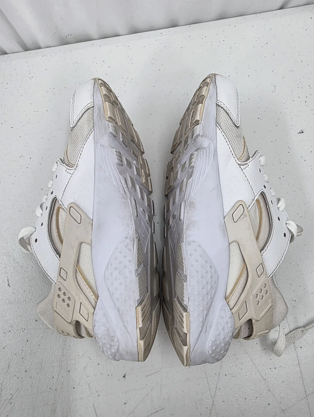 Nike Air‎ Huarache Size 6Y White Platinum 654275-110 Classic Running Sneaker.